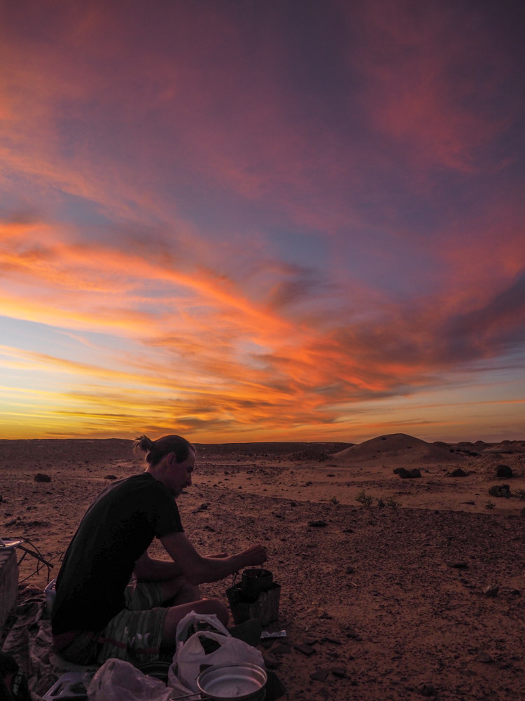 在沙漠露營的小確幸，一邊喝茶一邊看日落