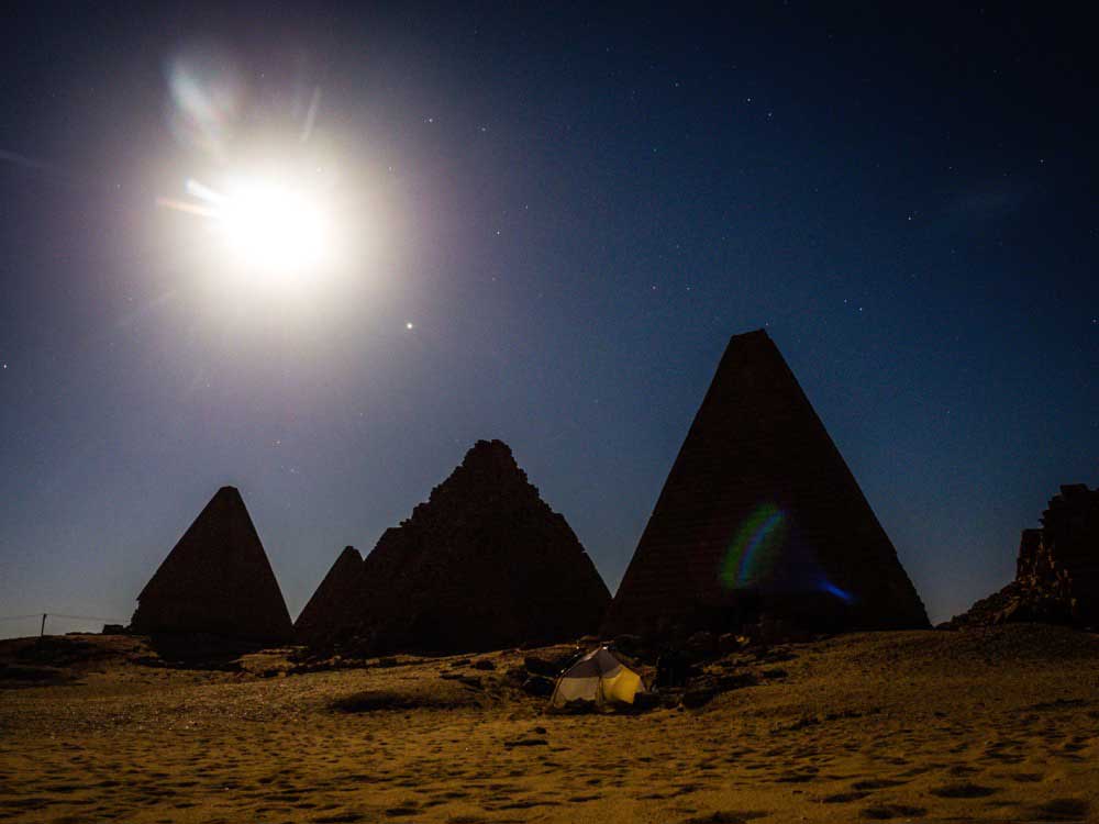 在蘇丹的世界遺產金字塔旁邊野營，很害怕睡到一半有木乃伊跑出來